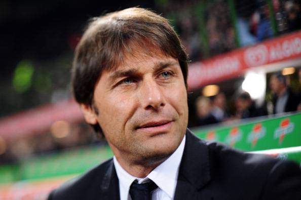 Juventus coach Antonio Conte waits on Fe